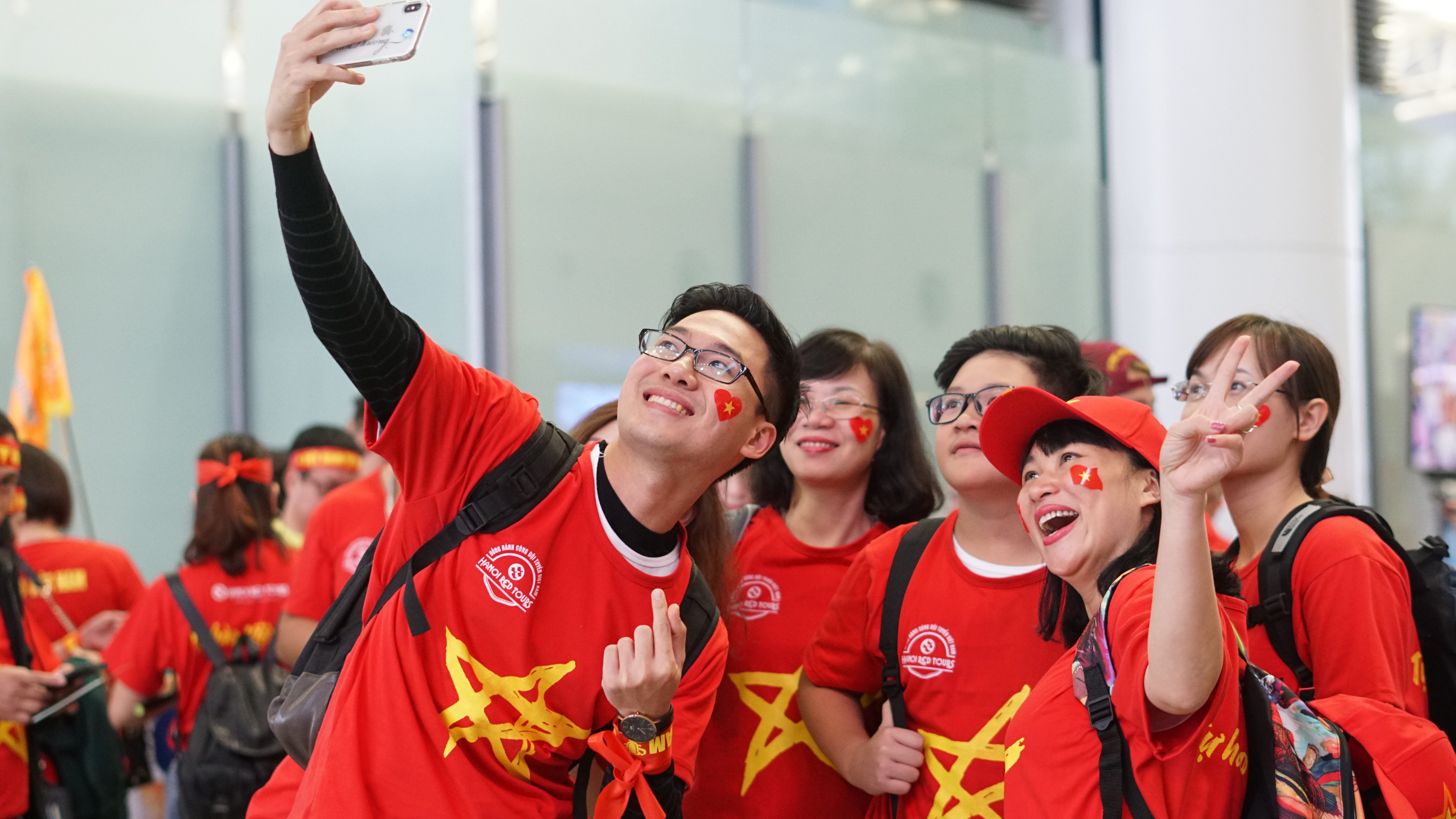 Chủ tịch VFF, Giám đốc VietNam Airlines tiễn đoàn cổ động viên HanoiRedtours 