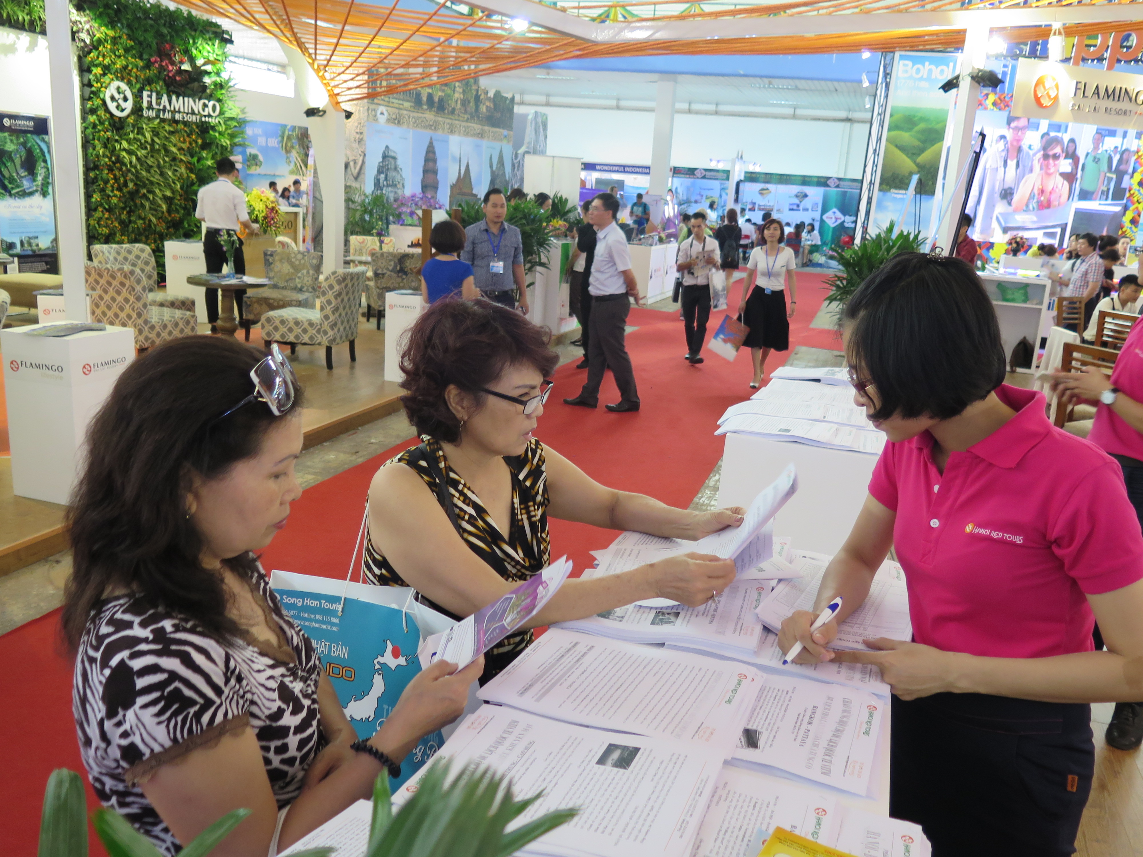 GIAN HÀNG HANOIREDTOURS TẠI VITM 2017 CÓ GÌ MỚI