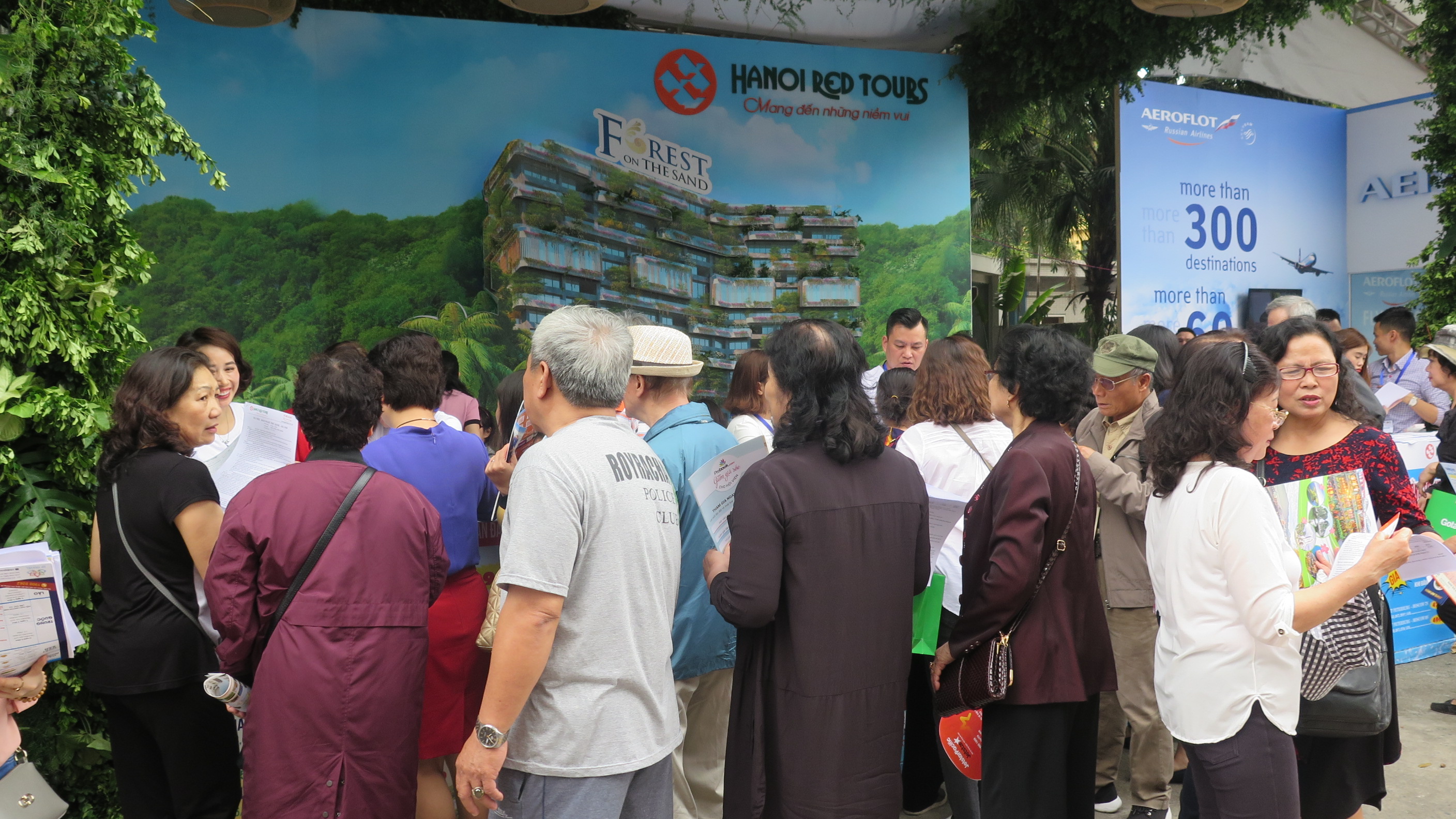 Không khí mua tour tấp nập tại gian hàng Hanoiredtours trong hội chợ VITM 2018 
