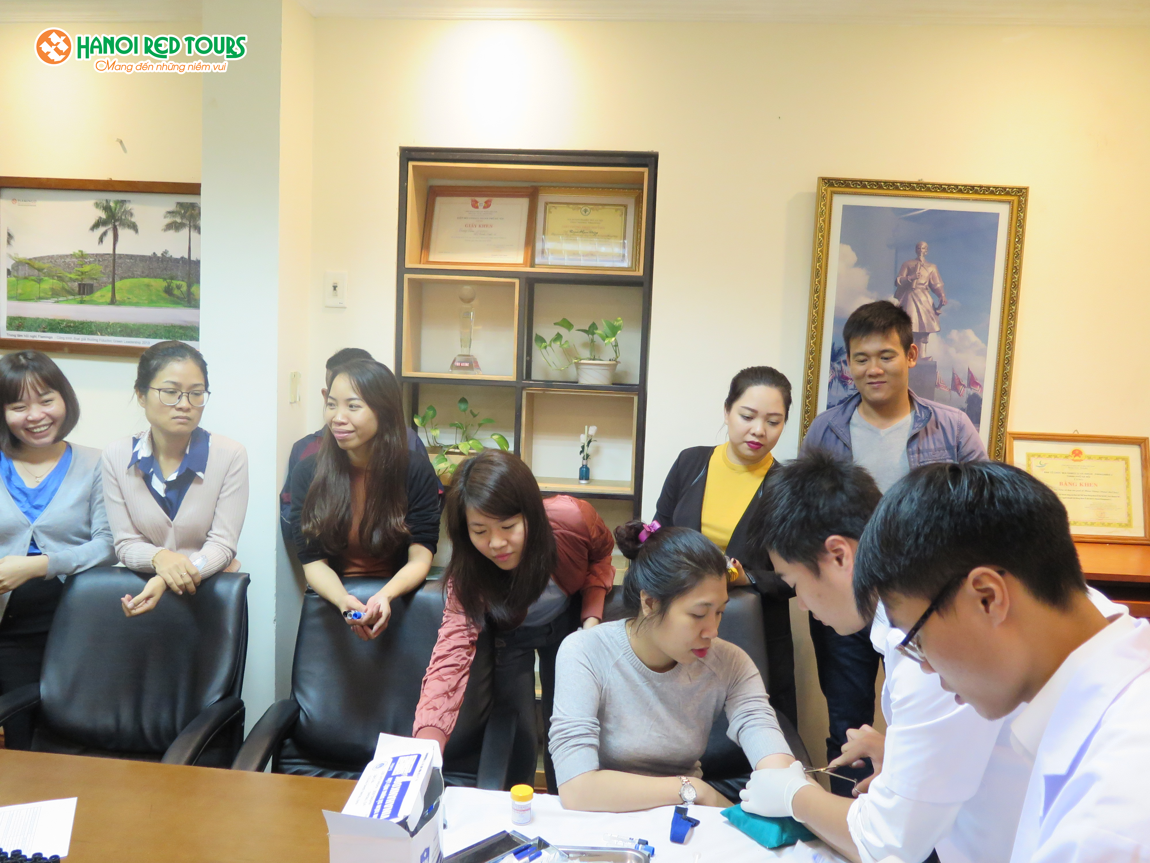 CBNV HanoiRedtours rộn ràng ngày hội khám sức khỏe năm 2017