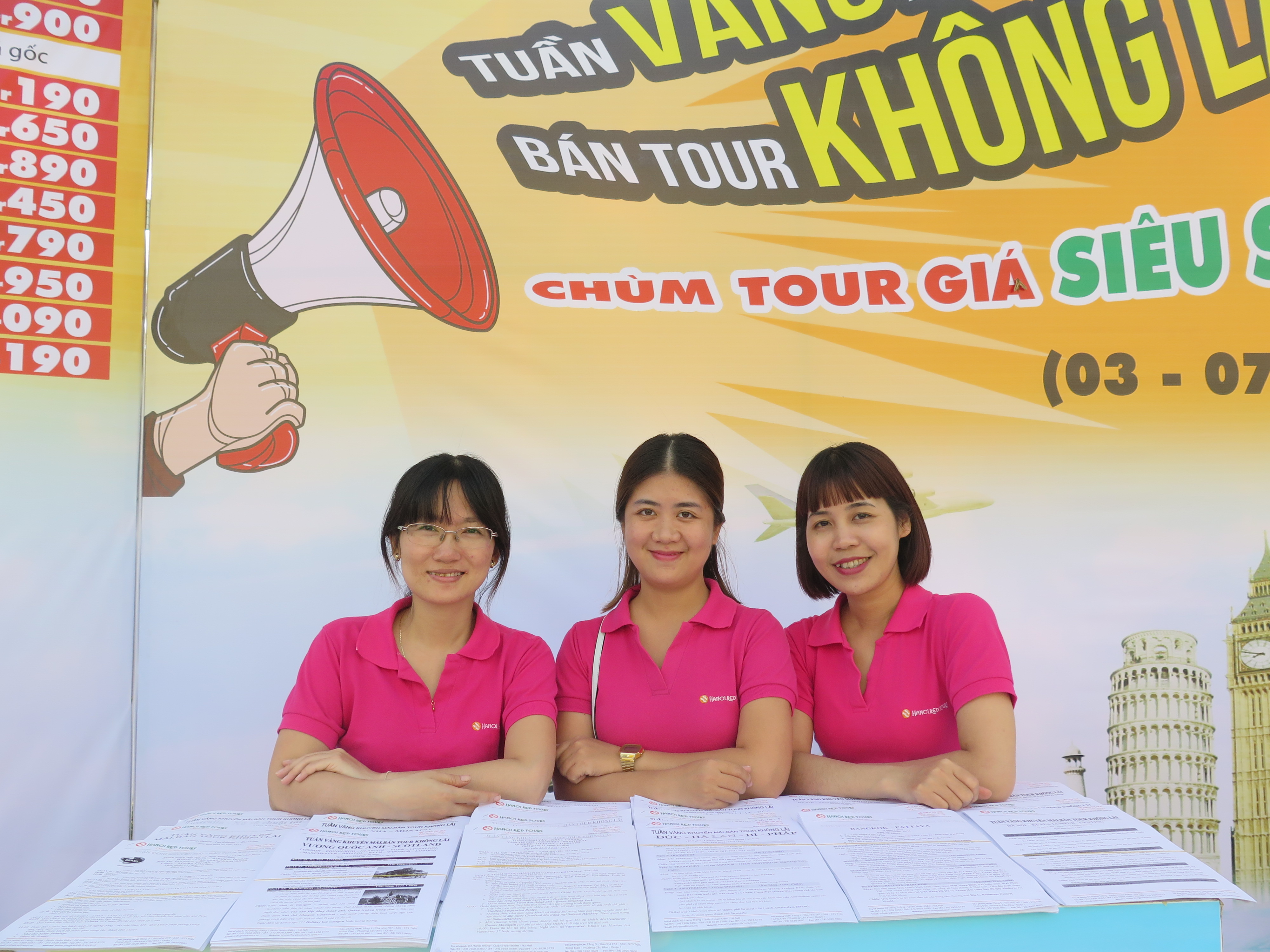 Cán bộ nhân viên HanoiRedtours tăng ca để phục vụ du khách 