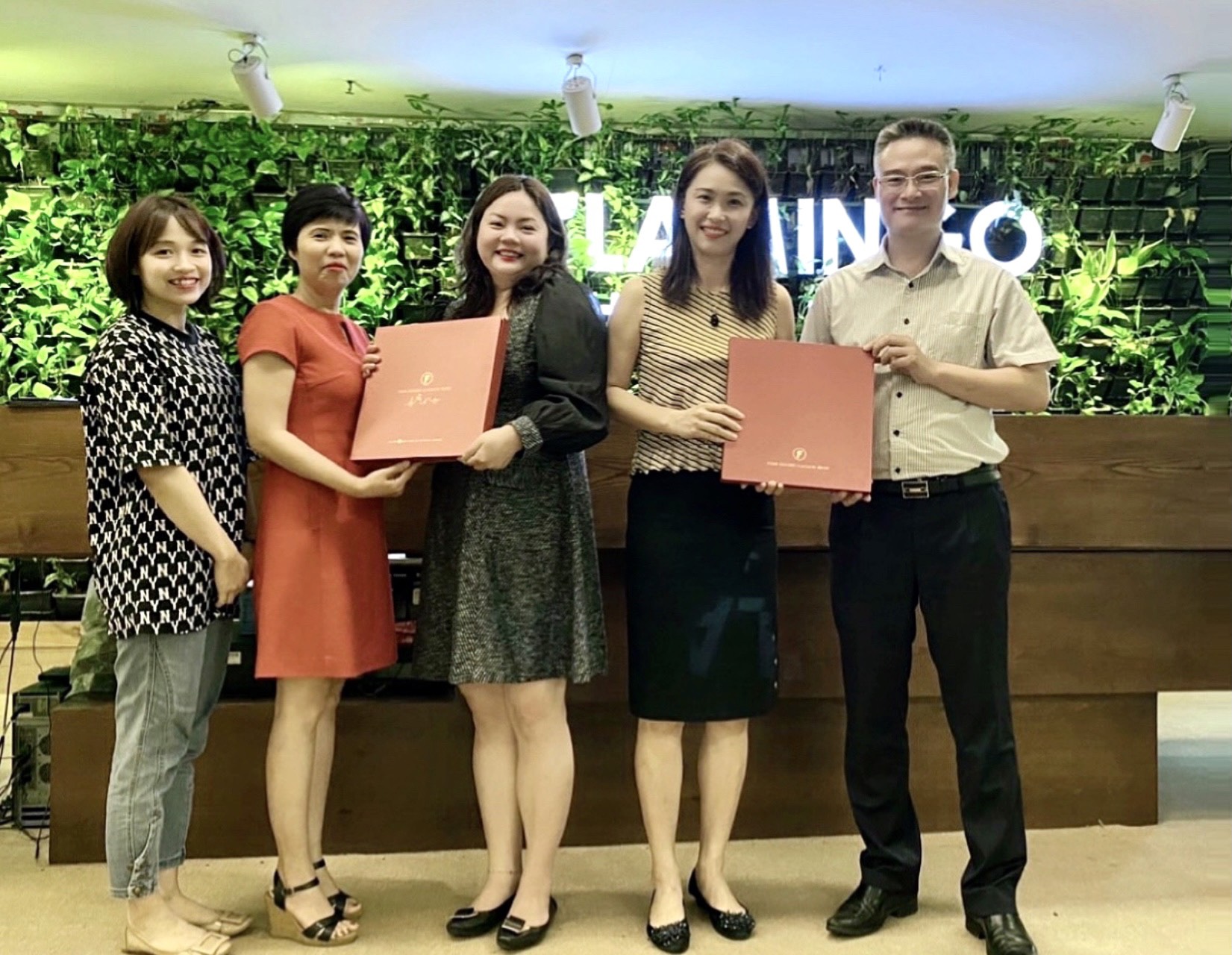 TCDL SINGAPORE ĐẾN THĂM VÀ LÀM VIỆC VỚI FLAMINGO REDTOURS 