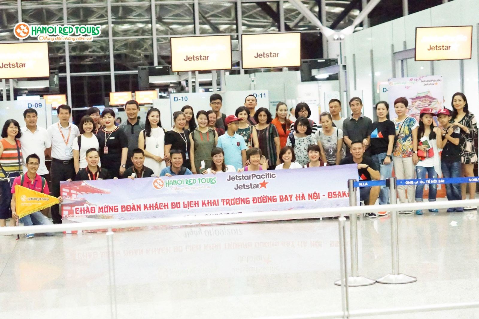 Gần 100 du khách HanoiRedtours có mặt trên chuyến bay khai trương Hà Nội - Osaka của Jestar 