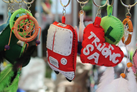 Sinh viên Nhân văn làm đồ handmade gây quỹ cho bạn nghèo