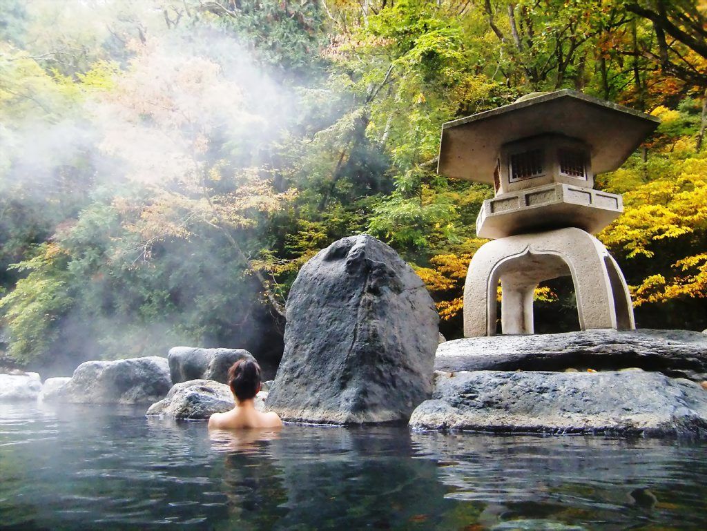 VÌ SAO TẮM ONSEN LẠI PHẢI TRÚT BỎ HẾT QUẦN ÁO 